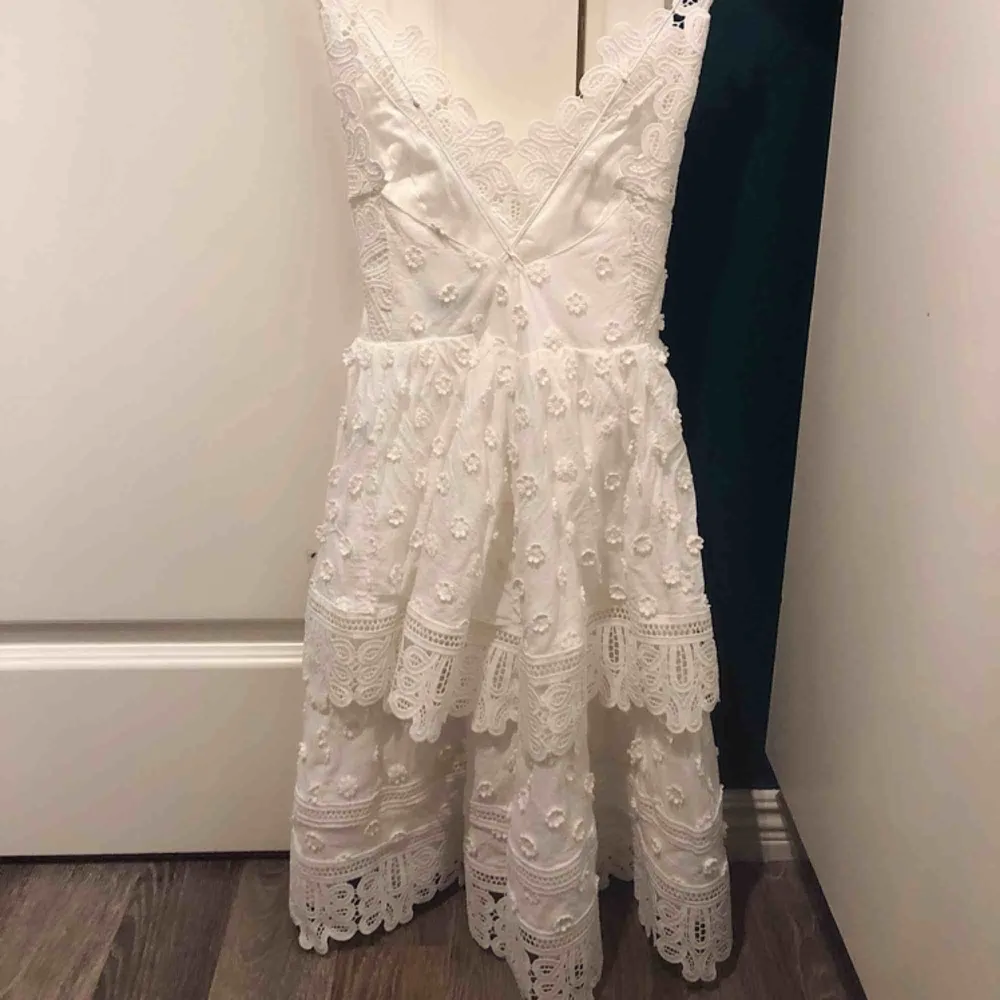 Jättefin vit klänning perfekt till studenten!  Klänning från dry lake, nypris ca 1300, strl XS, använd en gång nyskick!. Klänningar.