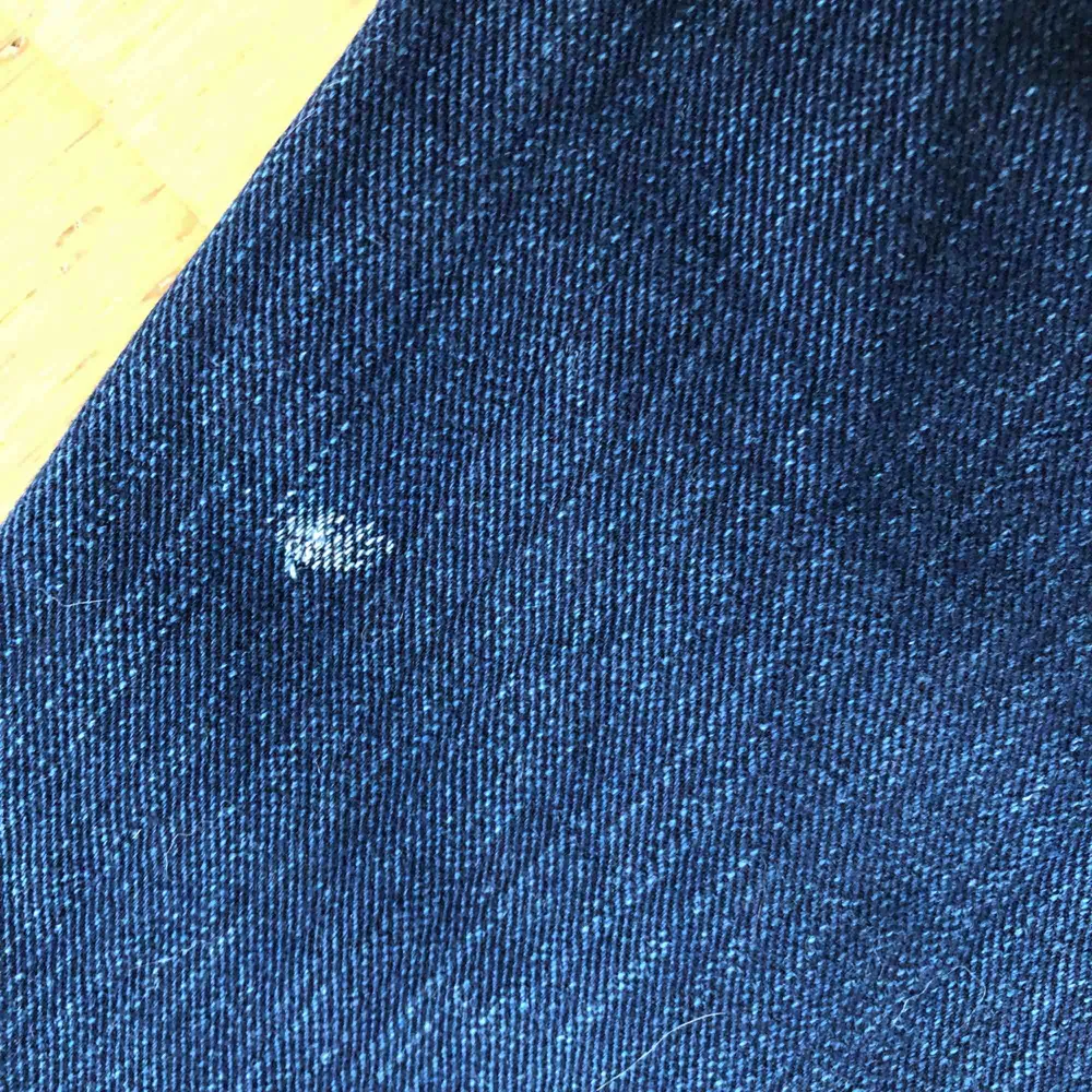 Vida Acne jeans strlk 27/32. En lite vit missfärgning i tyger, se bild, den är på baksidan av en låret. Kan skicka fler bilder. . Jeans & Byxor.