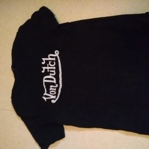  - Svart von dutch t-shirt i fint skick!