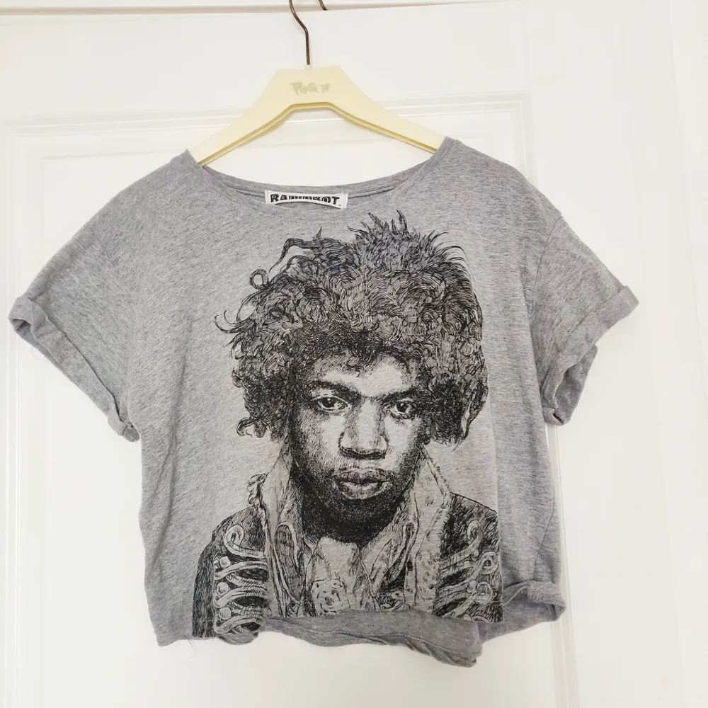 En croprop med Hendrix-tryck köpt i London men användes bara en gång. Storlek står ej men passar enligt min uppfattning S samt M då den ej är tight. DM för frågor❣️ Frakt tillkommer . T-shirts.