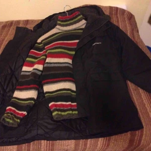  - Carhart stl.M-L Svart och i bra bruksskick. Passar bäst någon runt 165-175cm (är 170 själv och den sitter lätt over-size). Kan träffas på t.ex. Söder eller skickas. 100kr