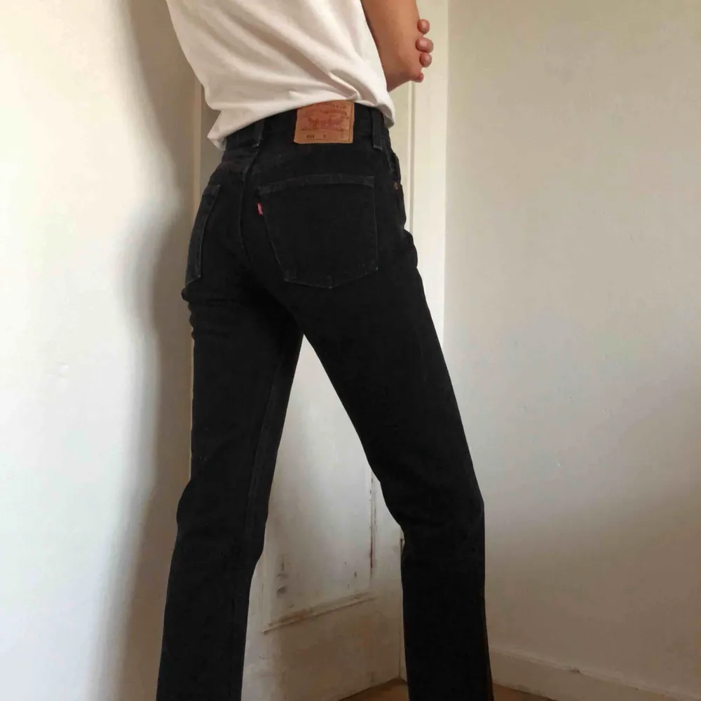 Vintage Levis 501 Jeans kan nu bli dina! De är avklippta & liite för korta för mig. Mellanhöga i midjan och passar dig som har ca 25-26 i jeansstorlek!   Jag är 173cm.. Jeans & Byxor.