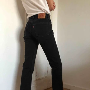  - Vintage Levis 501 Jeans kan nu bli dina! De är avklippta & liite för korta för mig. Mellanhöga i midjan och passar dig som har ca 25-26 i jeansstorlek!   Jag är 173cm.