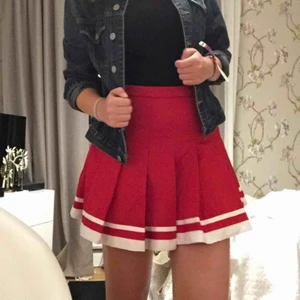  - Säljer min klarröda cheerleaderkjol som knappt är använd. Superfin men har knappt använda den för att den är lite utanför min comfort-zone. Den är egentligen strl L men passar bra på mig som vanligtvis har S/M Köpt väldigt dyrt på beyond retro :)