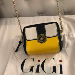  - Tommy hilfiger väska  Använd 1 gång Äkta 