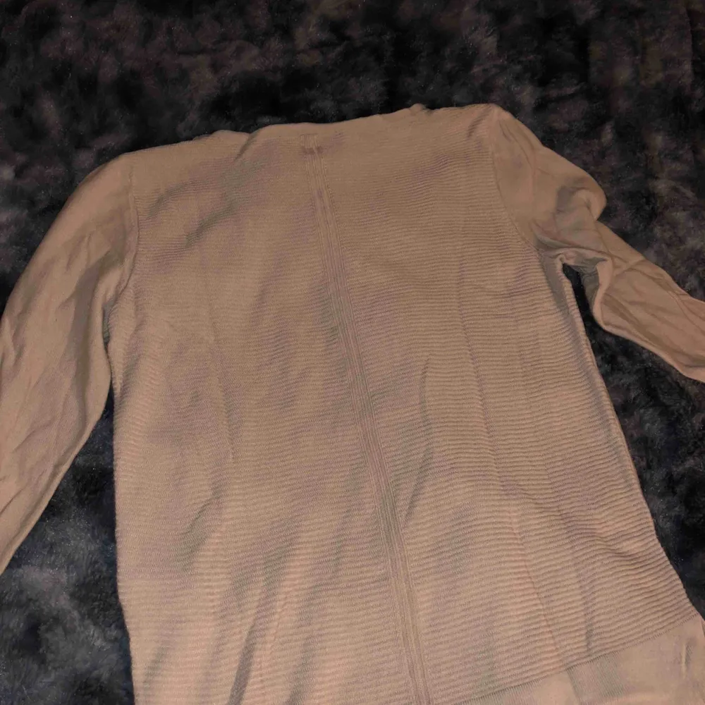 Fin tröja med trekvartsärmar från Esprit, säljs pga att den inte kommer till användning. Ribbad baksida (bild). Frakt tillkommer. Skjortor.