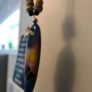  - Snyggt halsband som föreställer en surfbräda med en hajtand! Reglerbart snöre. Frakt 10 kr. 