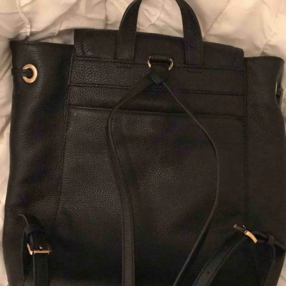 Jag fick en fin ryggsäck från Michael Kors i julklapp, men gillade den inte så mkt! Den är inte ens testad & nypris är 328 dollar, vilket är ca 3300kr. Mitt nypris 2800kr och pris kan diskuteras vid bra affär, hör av er vid fler frågor/bilder!. Accessoarer.