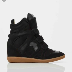  - Äkta Isabel Marant i storlek 39! Väl använda men fortfarande fina i mockan, inget trasigt! Nypris 4500kr, kan gärna gå ner i pris vid snabb affär!