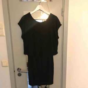  - Svart kort tight klänning med en överdel som är som en lösare T-shirt med djup rygg. Använd max 3 ggr. 