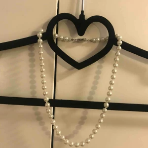  - RENSAR SMYCKESGARDEROBEN!! Halsband i överflöd! Halsband i fake pärlor, knappt använd!