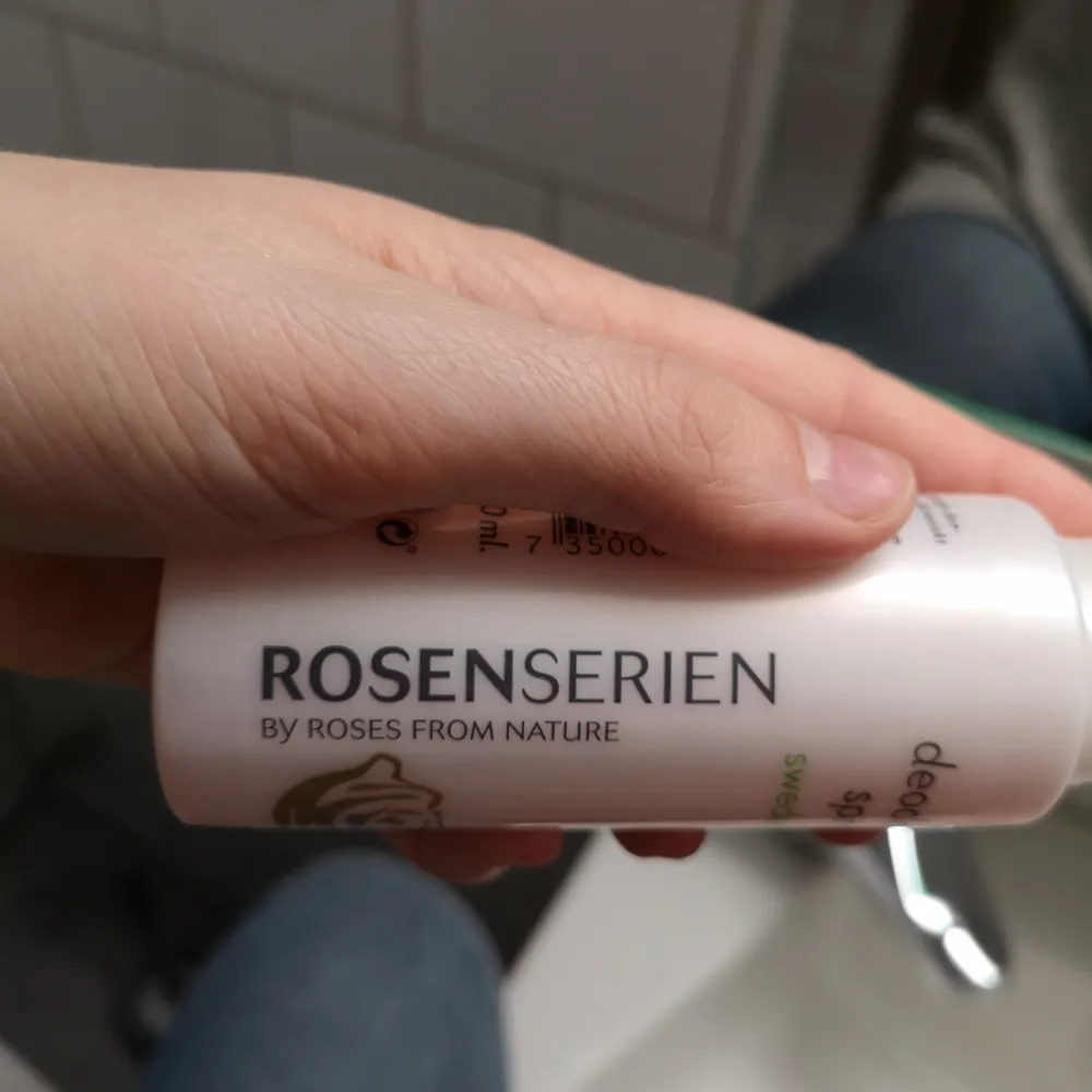 Knappt använd spray deodorant från Rosenserien. Frakt ingår inte, inga återköp😊. Övrigt.