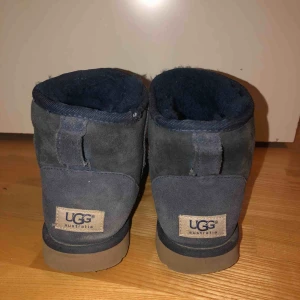  - Mörkblåa, låga Ugg skor. Köpta på Mathilde i Stockholm för 2000kr. Använda och något slitna, därav det låga priset. Fortfarande väldigt användbara! Perfekt under vintertid. 