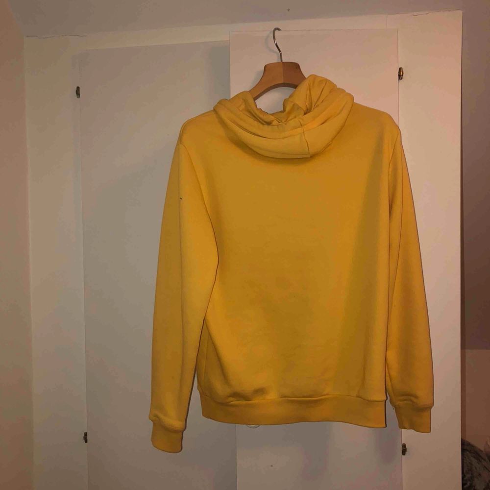 Jättefin gul hoodie från Bershka. Köpt på Bershka i SAN Sebastian för 400kr. Använd 2 gånger. . Huvtröjor & Träningströjor.
