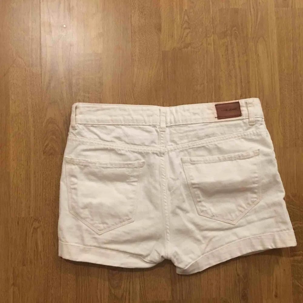 En vit shorts. Shorts.