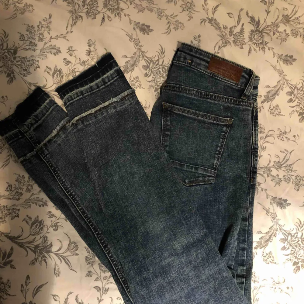 Jättesköna jeans med coola detaljer nedtill! Frakten kostar 59kr men kan även mötas upp i Uppsala C. Jeans & Byxor.