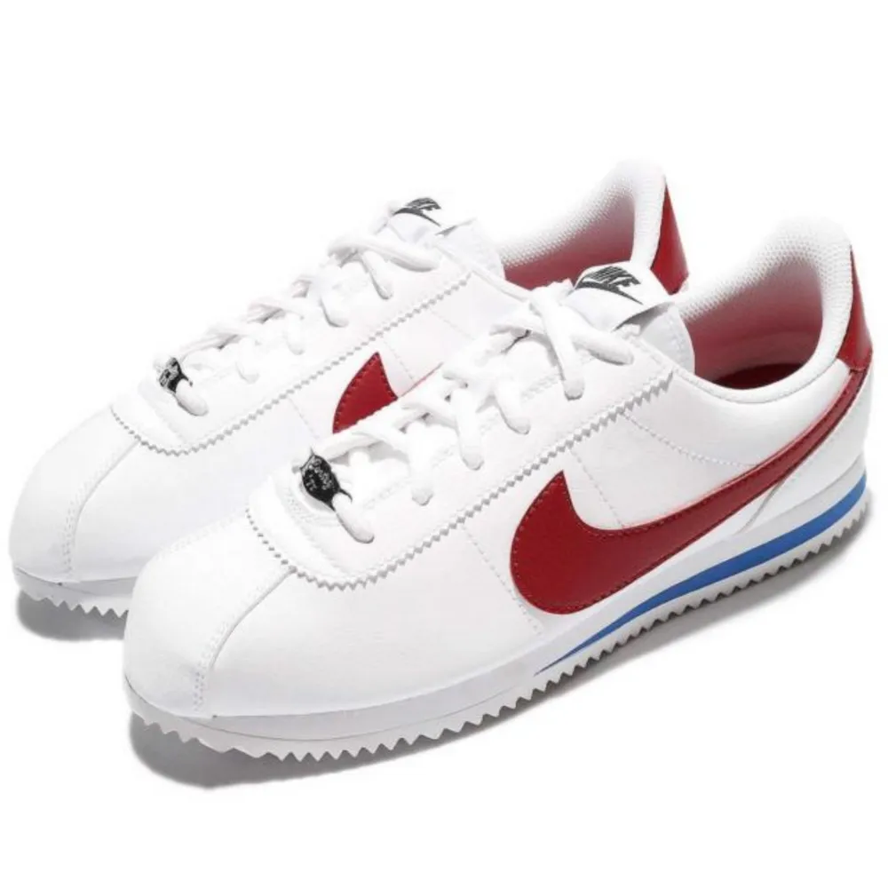 Brand new Nike cortez gs in packaging! Never use when I bought the wrong size. the size is 5Y, which corresponds to 37.5 (23.5 cm) but would say that it is more than 37a. Completely new and die good looking but they do not deserve to just lie in the box. #shoeshavefeelingstoo. Skor.