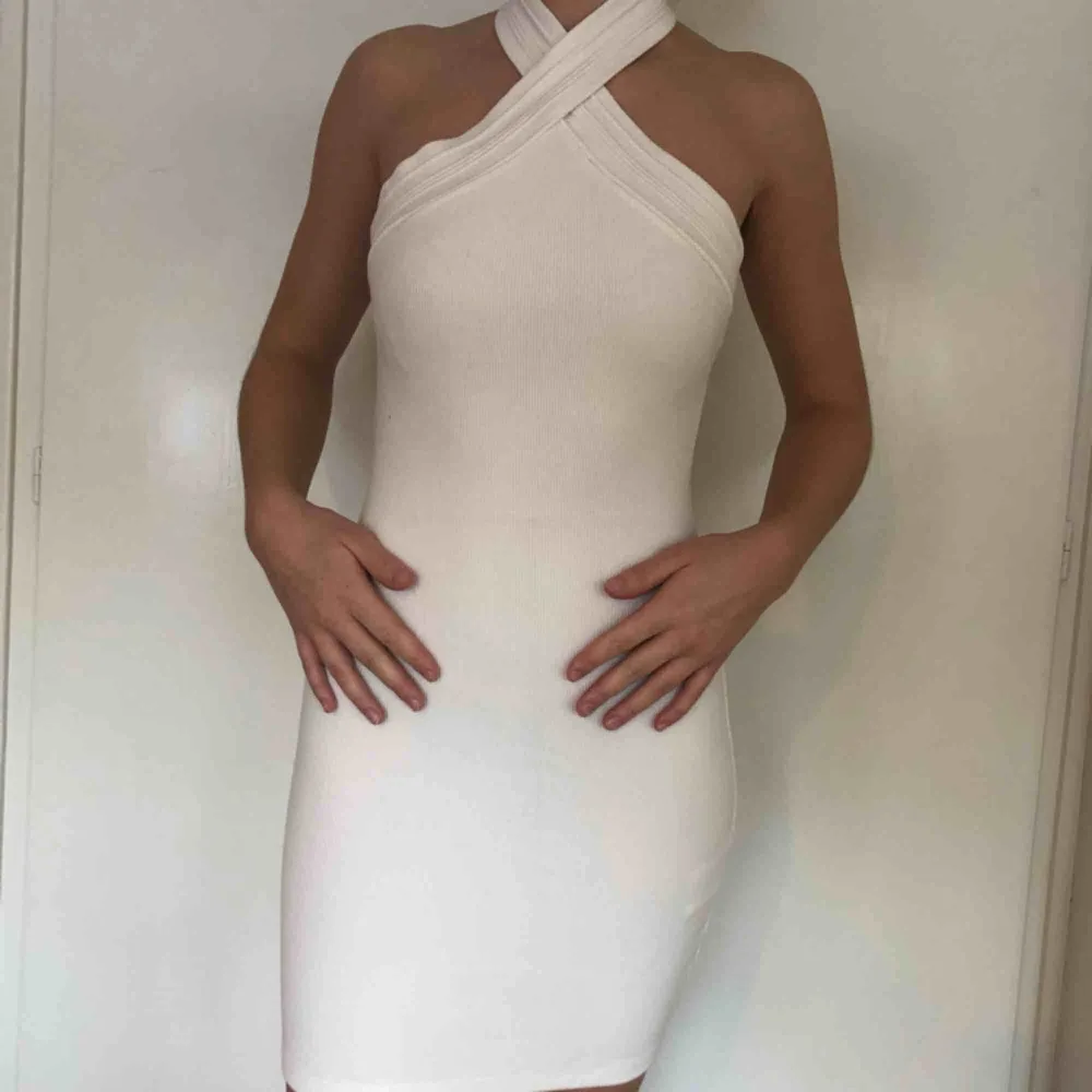 Vit fodralklänning från Gina Tricot, använd ett fåtal gånger, sitter bra och är ändå täckande trots att den är vit (som ni ser på första bilden) . Klänningar.