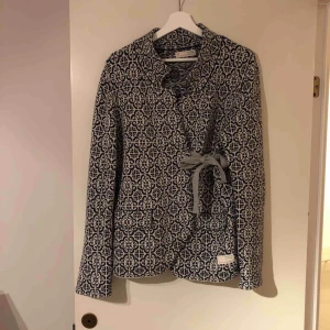  - Grovstickad kofta från Odd Molly, väldigt fint mönster och väldigt skön tröja! Fina små fick fram och omlottknytning. Sparsamt använd och i fint skick! Plagget sitter ganska löst men har en fin feminin passform, den ska inte sitta för tajt.  Strl 4=M/L