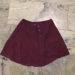 En jättefin kjol från brandy Melville, i en vinröd färg o Manchester material.