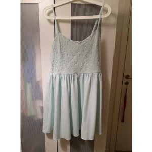  - Klänning från H&M. Aldrig använt den.