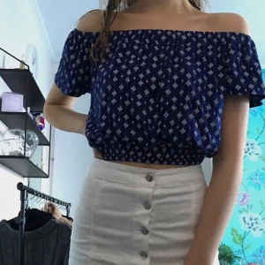  - Off shoulder-top, sparsamt använd. Frakten ingår i priset.