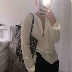  - Vit blus från NLY TREND, mkt sparsamt använd, så gott som ny! Frakt tillkommer! 