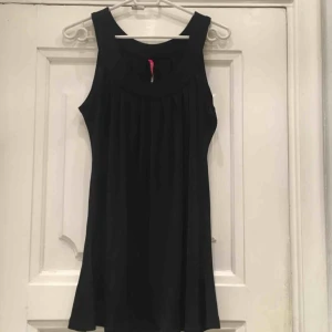  - Svart linne i lite ”glansigare” material. Från Rut m. fl. i storlek S!  ⚠️OBS! HÄMTAS i Hornstull alternativt skickas mot att köparen betalar fraktavgift. Möts endast upp om köparen köper för 100kr eller mer!⚠️