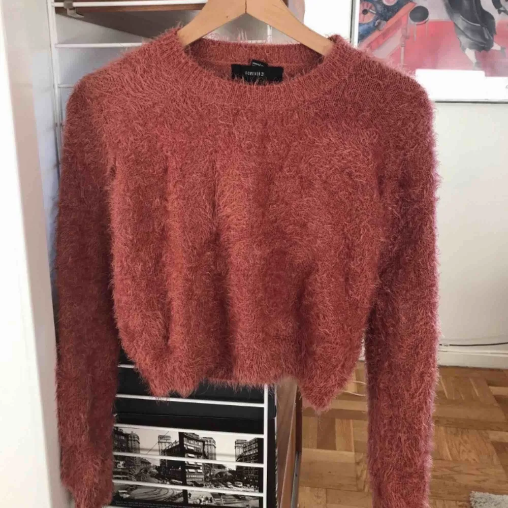 Jätteskön och fluffig tröja i en jättefin färg. Köpt i Hongkong på Forever 21. Storlek S. Tröjor & Koftor.