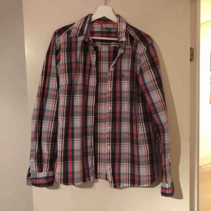  - Skjorta i ett rutigt mönster från Peak Performance, sparsamt använd, fin kvalité och väldigt skönt bomullsmaterial! Är figursydd och normallång i ryggen. 