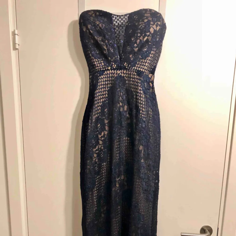 En unik klänning, i köpt i en prinsess butik i USA. Nypris 4889kr. Använd en kväll. Tyvärr har jag vuxit ur denna skönhet. För mer bilder skicka ett meddelande. . Klänningar.