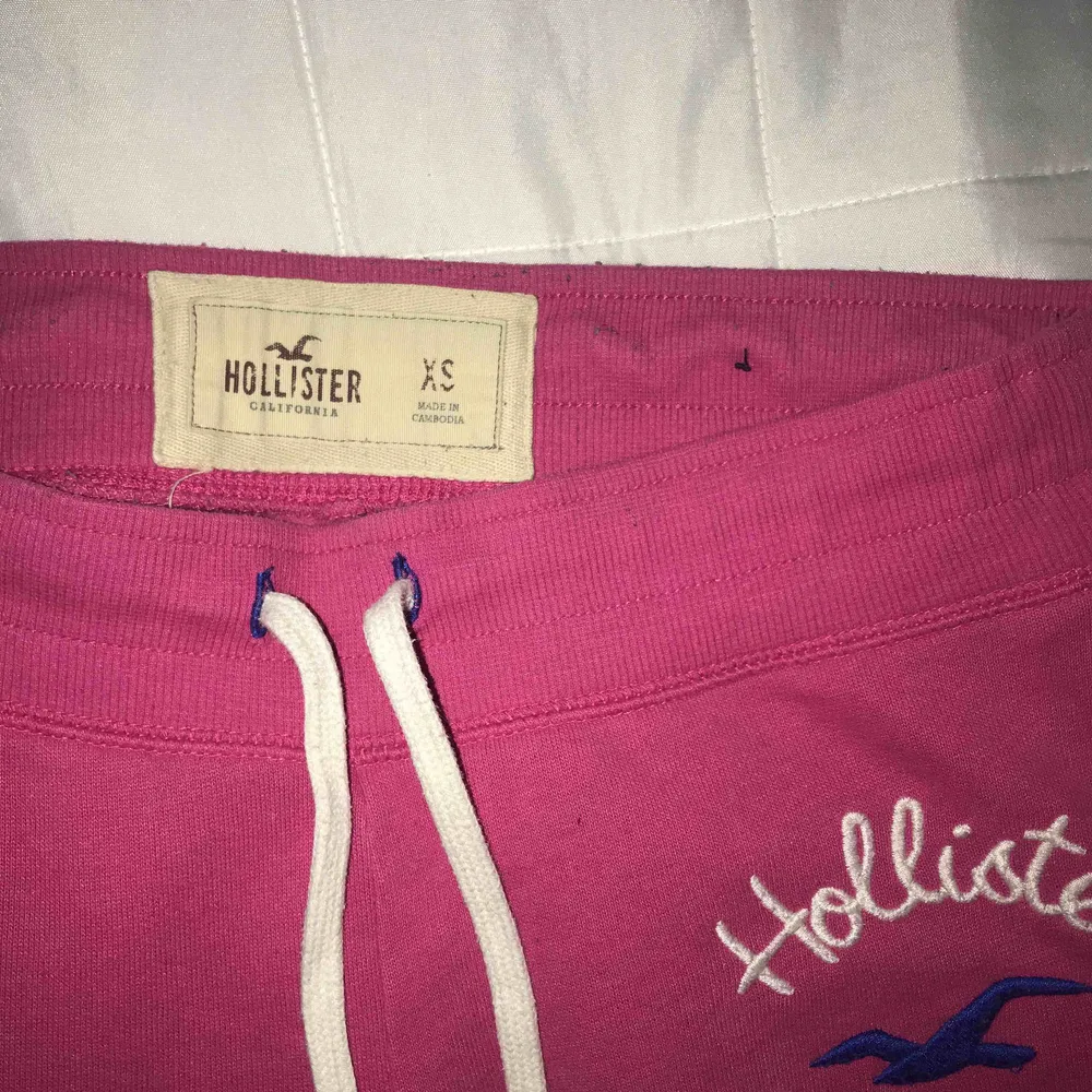 Tights/mjukisbyxor från Hollister i fin rosa färg. Storlek XS men sitter bra på mig som annars har S. Priset är inkl frakt annars går det även att mötas upp i Malmö :). Jeans & Byxor.
