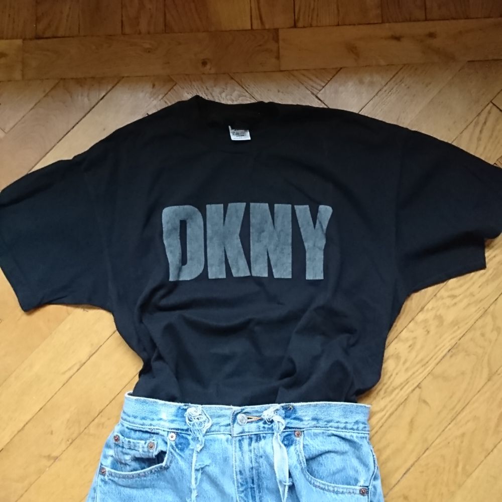 T-shirt från DKNY, storlek L. Kan frakta på köparens bekostnad eller mötas i Stockholm!✨. T-shirts.