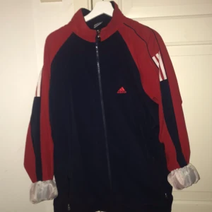 - Säljer en adidasjacka då jag knappt använder den, pris går att diskutera. Storleken är XXL men skulle säga att den är mer som en L! Köparen står för frakt 🌻