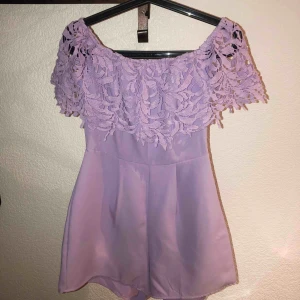 - Helt ny Playsuit stl 34. Spetsdetaljer över axlarna fram och bak! 