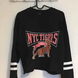  - Sweatshirt med tryck och slitningar från ginatricot, använd ett fåtal gånger, vilket är varför den säljs Frakt ingår i priset