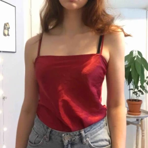  - Fin rött linne Kan mötas upp i Stockholm annars betalar köparen för frakten. Pris kan diskuteras vid snabb affär.  Kolla gärna in mina andra annonser 🙂