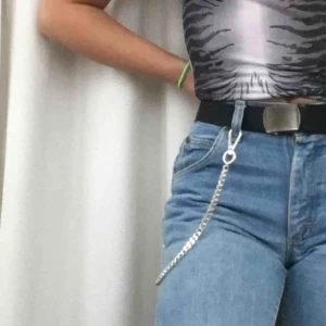  - Superfin nyckelkedja. Blir en ball detalj till dina byxor💞💞 köpt på monki🥰