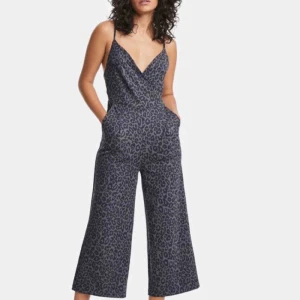  - Snygg byxdress med leopardmönster från BikBok i storlek XS. Aldrig använd.