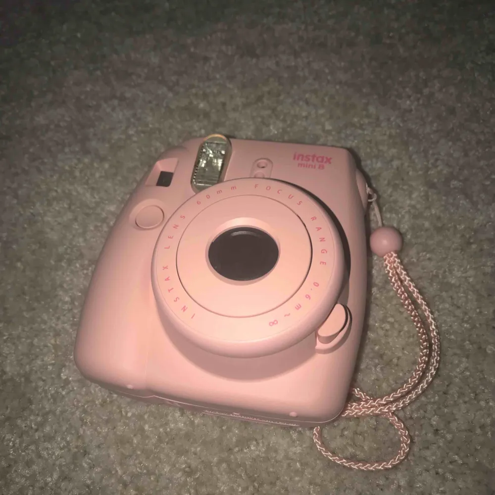 En Polaroidkamera i modellen instax mini 8. När jag först fick den tog jag 10 bilder med den och efter det har den bara stått på en hylla. Har ingen film kvar till den, går lätt att beställa på nätet.. Övrigt.