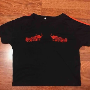  - Jättefin oanvänd t-shirt. T-shirt är i storlek L men känns mer som en S✨✨