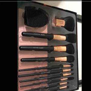  - Helt nya köpta i paris, köparen står för frakten. 