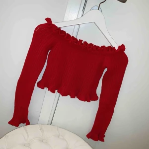  - En super söt röd top ifrån jfr, oanvänd.  Storlek m, väldigt kort så skulle även passa en S Ordinarie pris, 249 150kr inkl frakt 