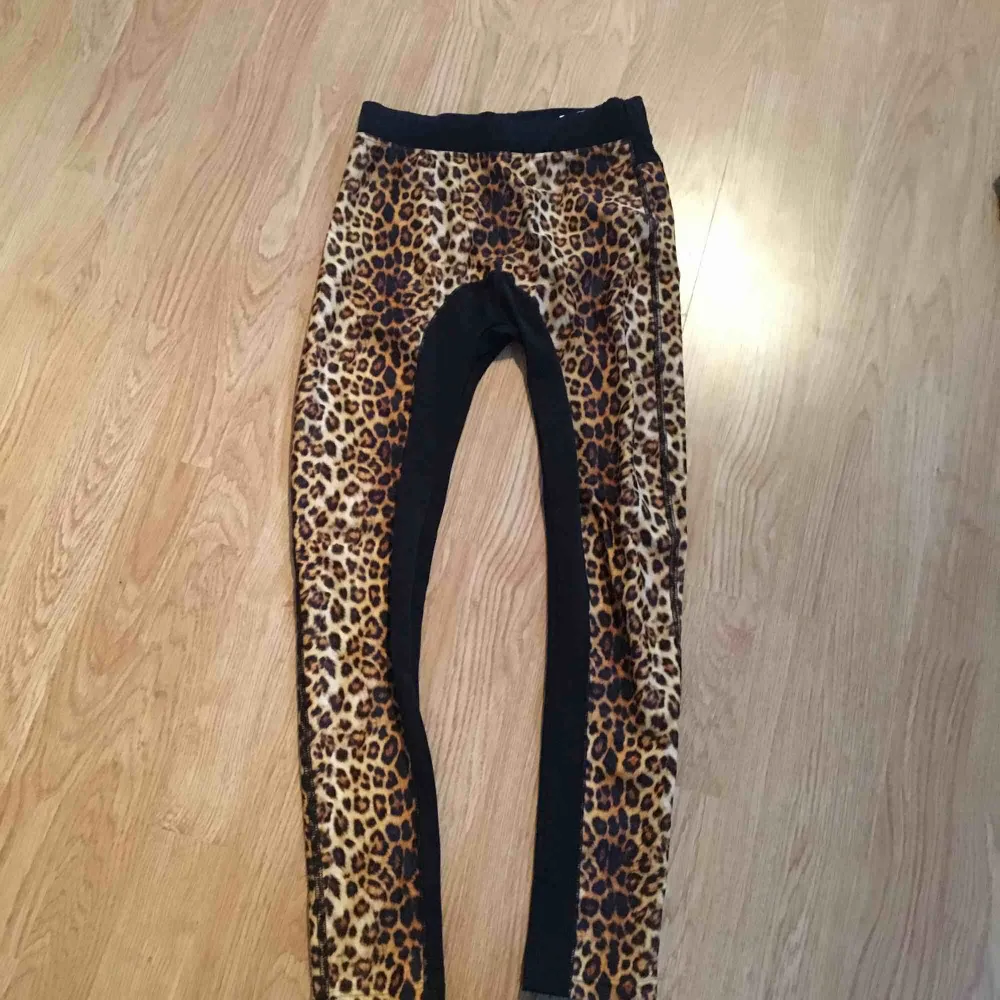 Tränigstight från dancehope i leopard mönster. 2:a bilden är på baknsidan av dem Kan mötas upp i Kalmar annars betalar du frakten.. Jeans & Byxor.