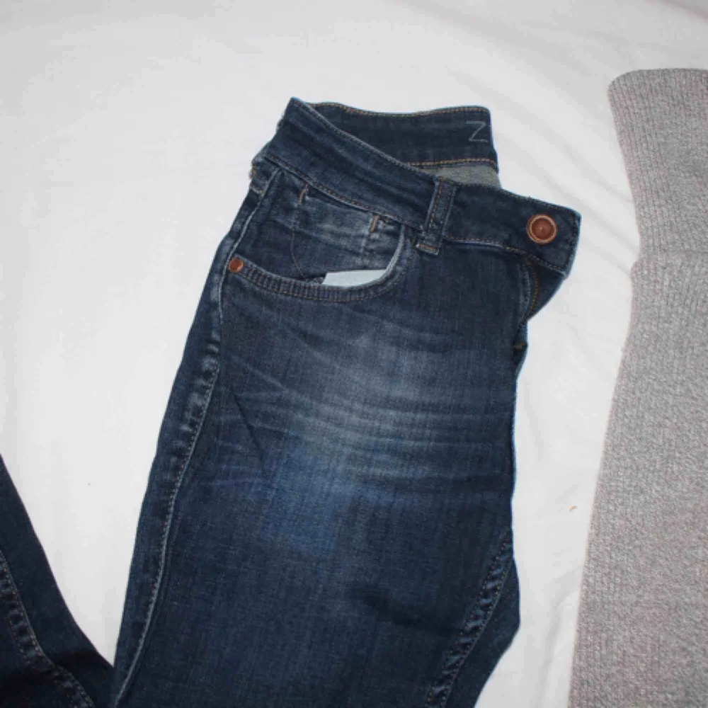 Favoritjeans, knappt använda! Supersnygga bak med bra formgivning! Passar bäst en normal S (27/32), mellan 1,65-1,70 längdmässigt! . Jeans & Byxor.