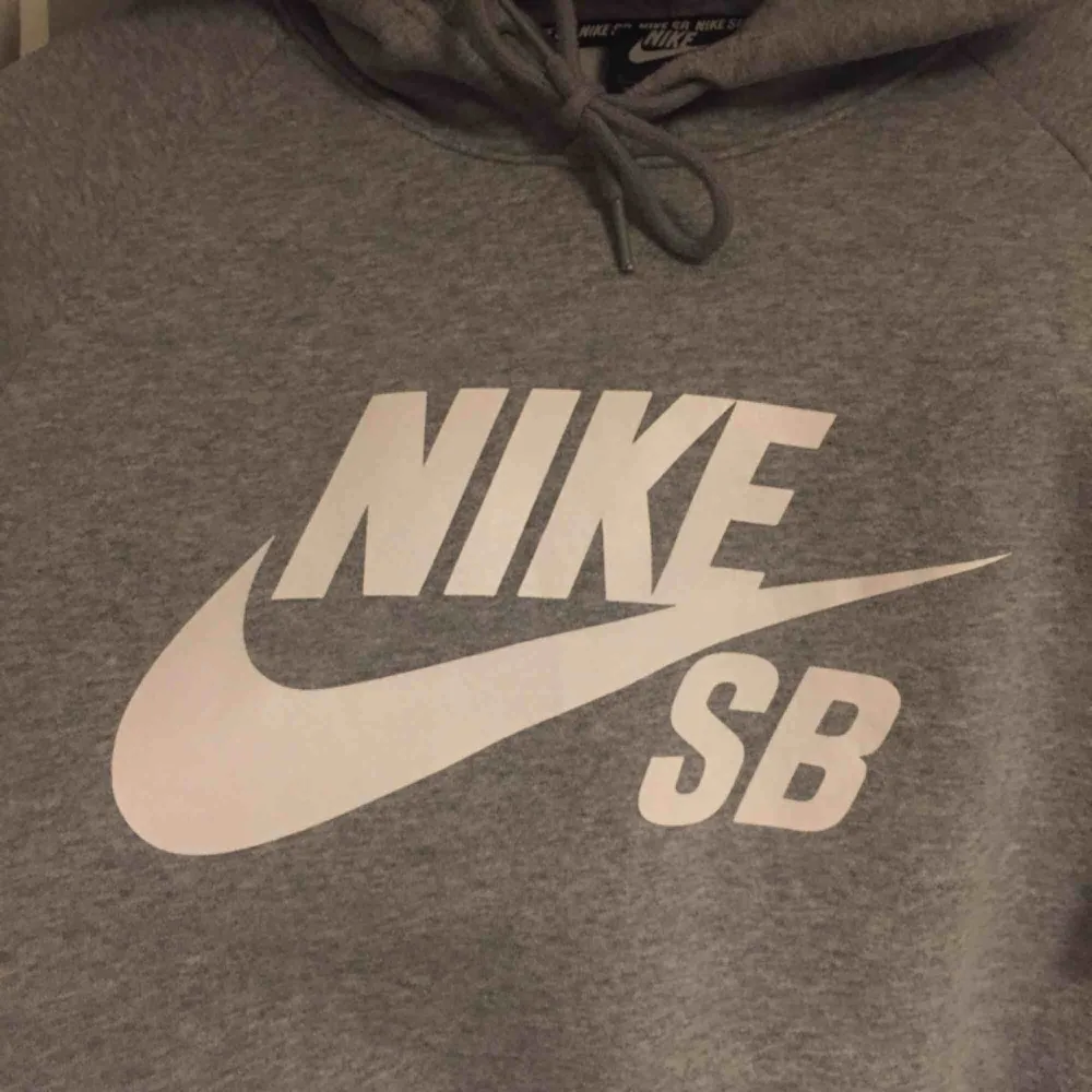 Grå hoodie från Nike SB. Använd men fortfarande i superbra skick! OBS; Herrstorlek:) Köparen står för frakten.. Hoodies.