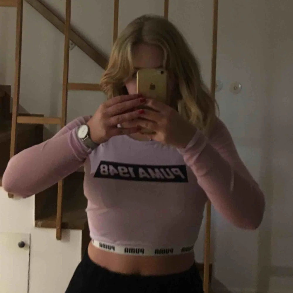 Rosa croptop från PUMA, armarna är i mesh, Storlek M men passar S också pga av resår i midjan. Köparen står för frakt alt mötas upp i Göteborg. . Toppar.