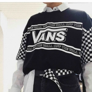  - Svinsnygg VANS t-shirt. Instoppad på bilden.  Väldigt oversize så passar i princip alla beroende på hur man vill att den ska sitta.