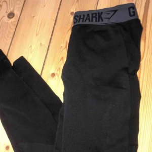  - Svarta tights från gymshark. Används tyvärr inte så ofta av mig längre. Dessa tights är lågmidjade. Storlek S
