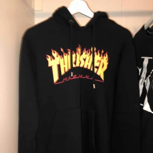  - Thrasher hoodie, använd ca 2 gånger. inte äkta men bra kvalite då den är väldigt tjock och varm. Passar även en M. Du står för frakt som kostar 105kr!!! (Kan mötas upp i uppsala annars)